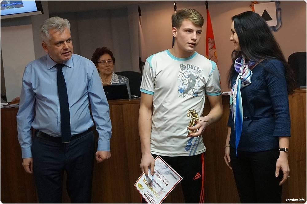 Автограф от Ильи Самсонова. В Магнитогорске награждали победителей турнира дворовых команд Автограф от Ильи Самсонова. В Магнитогорске награждали победителей турнира дворовых команд