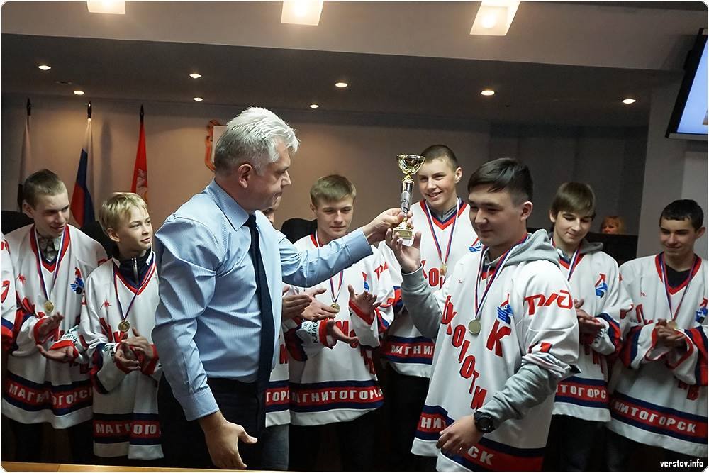 Автограф от Ильи Самсонова. В Магнитогорске награждали победителей турнира дворовых команд Автограф от Ильи Самсонова. В Магнитогорске награждали победителей турнира дворовых команд